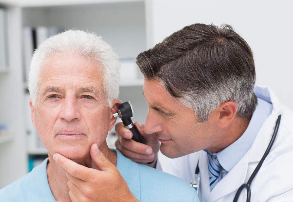 老人怎么配助听器？去医院还是听力中心？